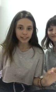 Adolescentes se abren el culito en vivo
