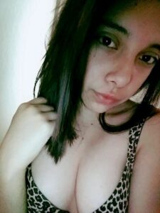 Mini Pack De Morrita Mostrando Las Tetas