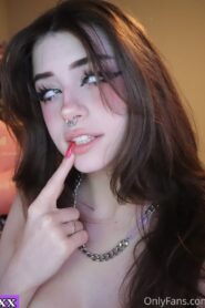 Preciosa gamer blanquita voltea los ojos al ver una verga. Onlyfans