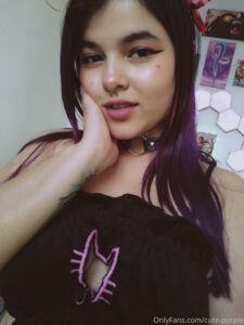 Cute-Purple Puta Mostrando Las Nalgas