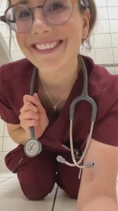 Rica Doctora Mostrando Las Nalgas