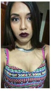 Juliana Velazquez Morra Metiéndose el Dedo