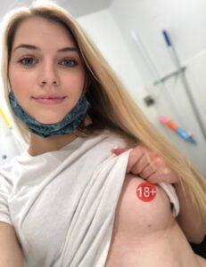 Rica Rubia Sexy Mostrando Los Pechos
