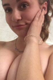 Rubia traviesa se desnuda para su novio