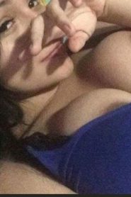Chica de tetona llega a un orgasmo