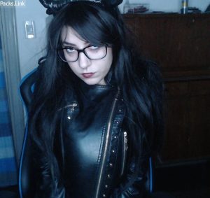 Emo tetona y cachonda