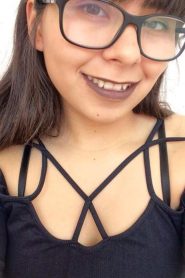 La nerd del salón me sorprendió con nudes