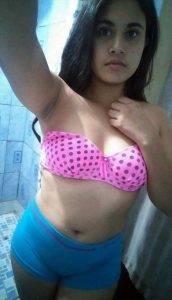 Pouleth-Saunders Gordita Metiéndose el Dedo