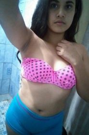 Pouleth-Saunders Gordita Metiéndose el Dedo