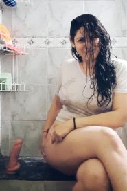 Puta Culona de Poringa Masturbandose con Enorme Pija de Plástico