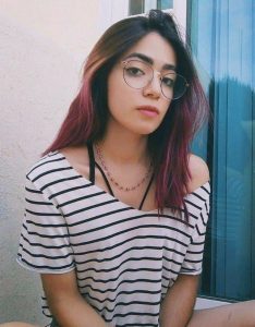 Yani Flaca Exquisita de Lentes Mostrando Chichis