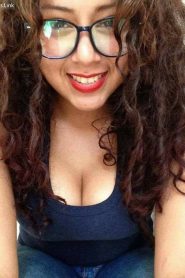 Hermosa Morena de lentes y rulos