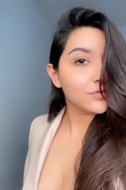 Monta sus nud y se graba mientras se baña