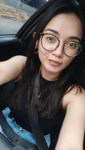 Morra De Lentes Mostrando Tetas