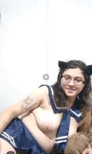 Morrita le encanta vestirse de gatita zorra para masturbarse con su vibrador