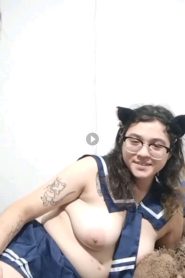 Morrita le encanta vestirse de gatita zorra para masturbarse con su vibrador