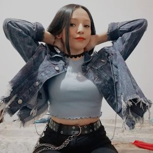 Sandy Rodriguez Pequeña Rockera Mostrando Tetas
