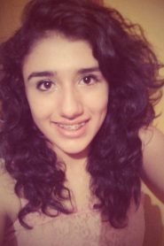 Flaca con Brackets Mostrando Sheshes