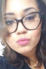 Gordita de lentes Tetona