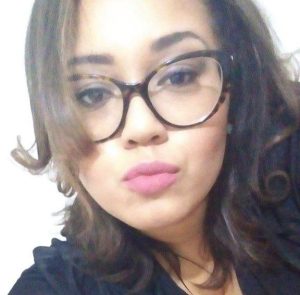 Gordita de lentes Tetona