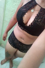 Morena jovencita rica