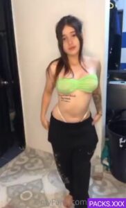 Valeria rica jovencita muestra absolutamente todo Onlyfans