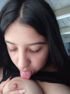 Rica zorrita jugando con sus tetas