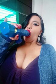 Delia chupando su juguetico.