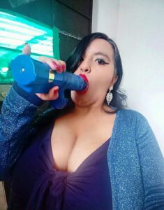 Delia chupando su juguetico.