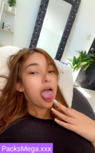 Mafer linda Jovencita Dándose Dedos En La Rosadita