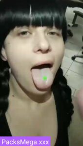 Piba curiosa le encanta la leche