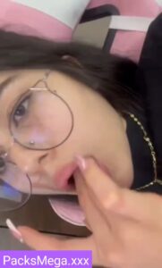 Sara rica jovencita se viene muchas veces