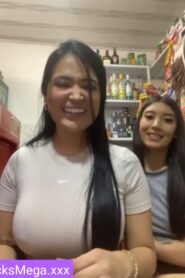 Tía y sobrina putitas se Desnudan En el negocio